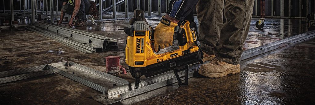 dewalt-dcn890p2-cloueur-sur-batterie