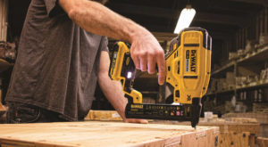 cloueur-sur-batterie-dewalt-marche